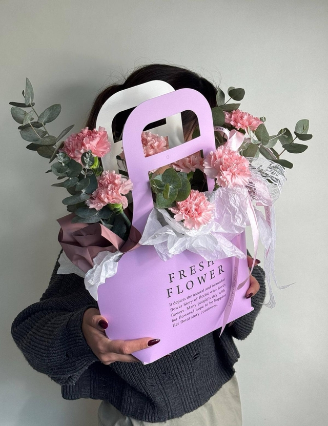 Сумочка с диантусами и эвкалиптом