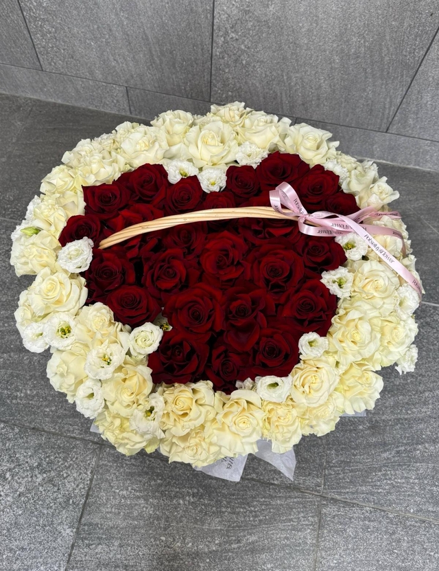 Сердце из роз в корзине